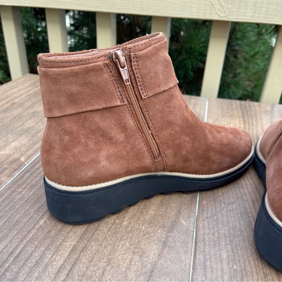 Clarks Sharon Salon Women Wedge Heel Ankle Booties Dark Tan Suede 7M - Picture 3 of 9